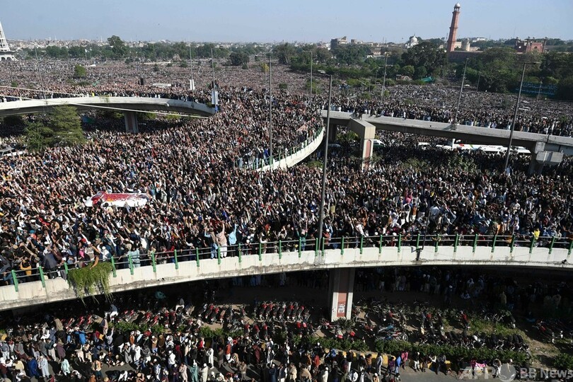 強硬派イスラム教指導者の葬儀に30万人超、パキスタン