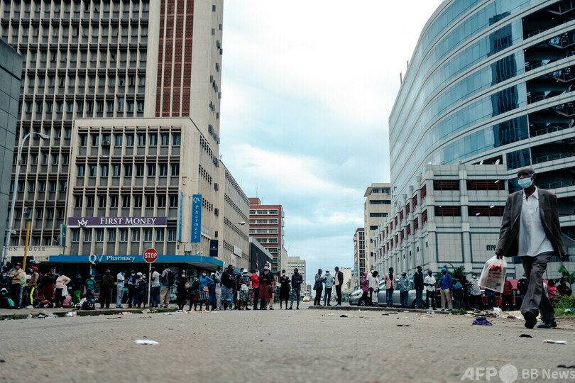 ジンバブエ、最高額の新紙幣導入へ ただしパン1斤買えず 