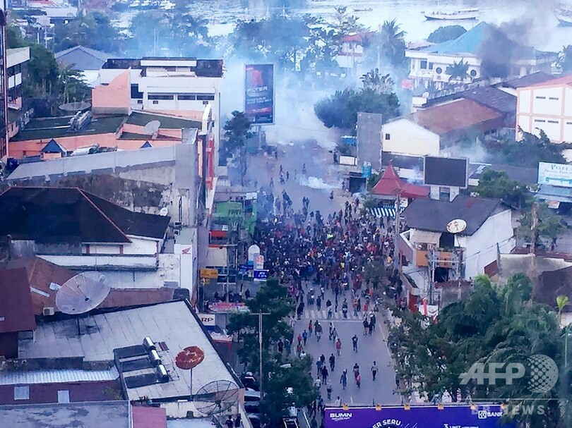 インドネシア・パプア州、抗議デモが暴動化 議会に放火も