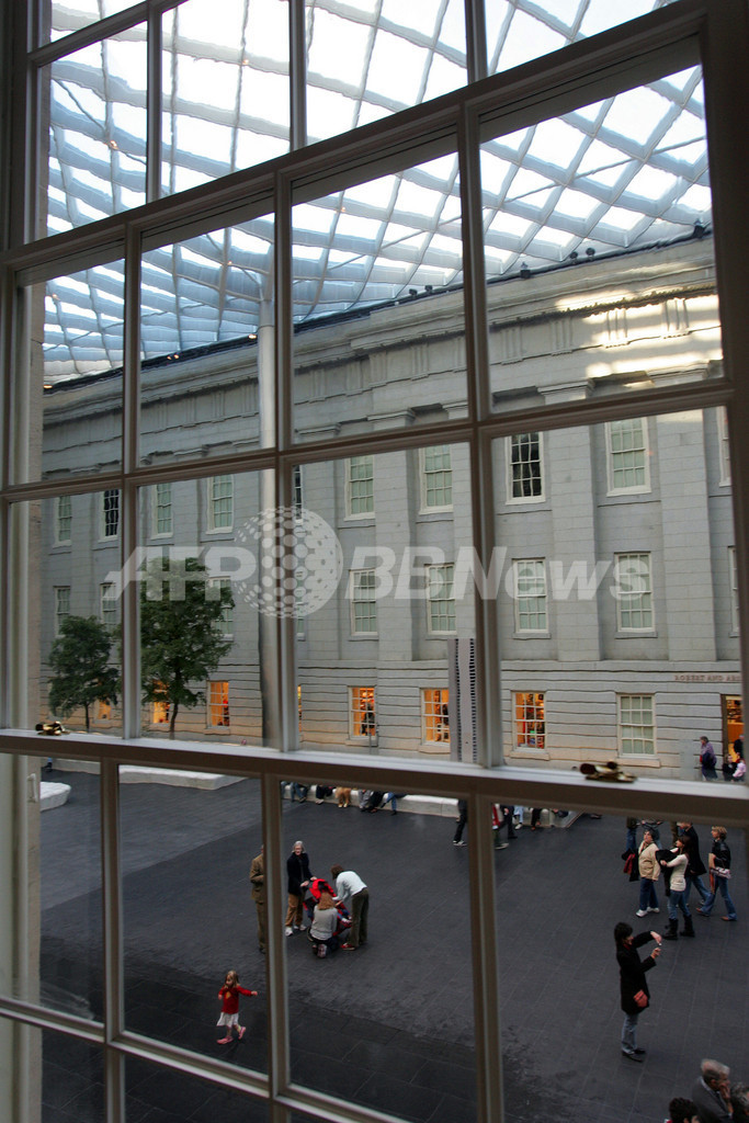 巨匠ノーマン・フォスター設計の優雅な巨大ガラス屋根、完成