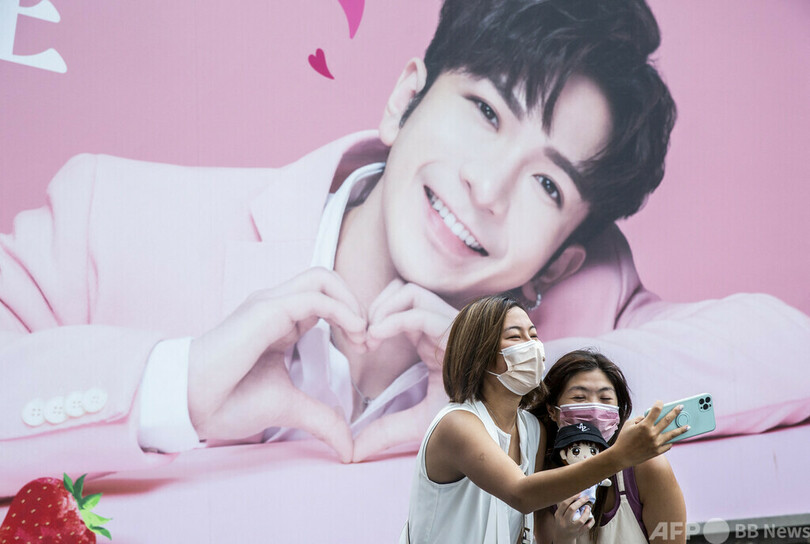 大型スクリーンがダンサーに落下、香港の人気グループ公演中止