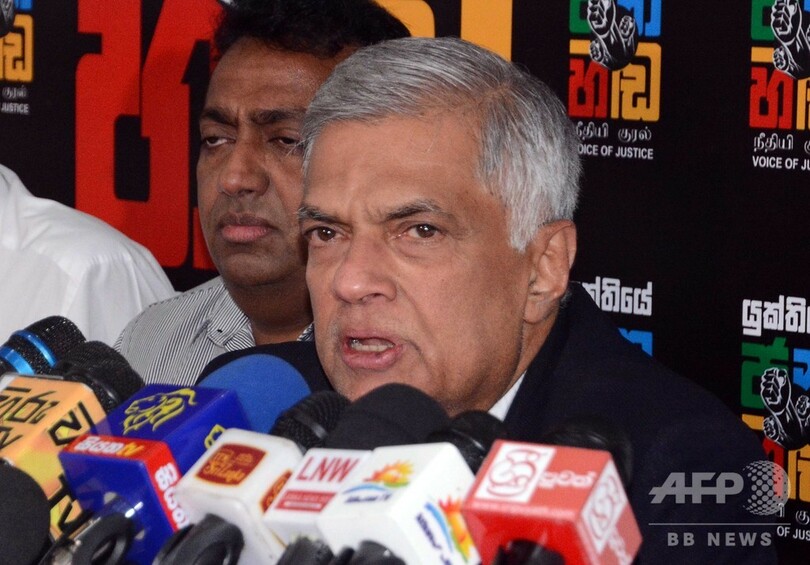 政治混乱続くスリランカ、議会が内閣不信任案可決