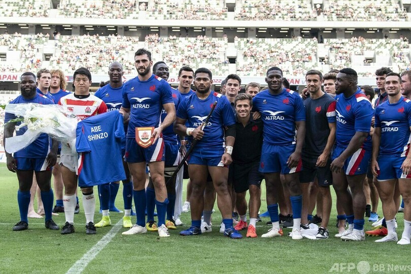 ラグビー仏代表、安倍元首相を追悼 名前入りユニホーム贈呈