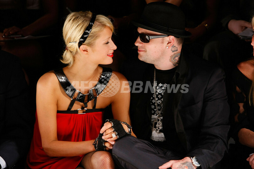 パリス・ヒルトン、妹ニッキーのファッションショーを恋人と鑑賞