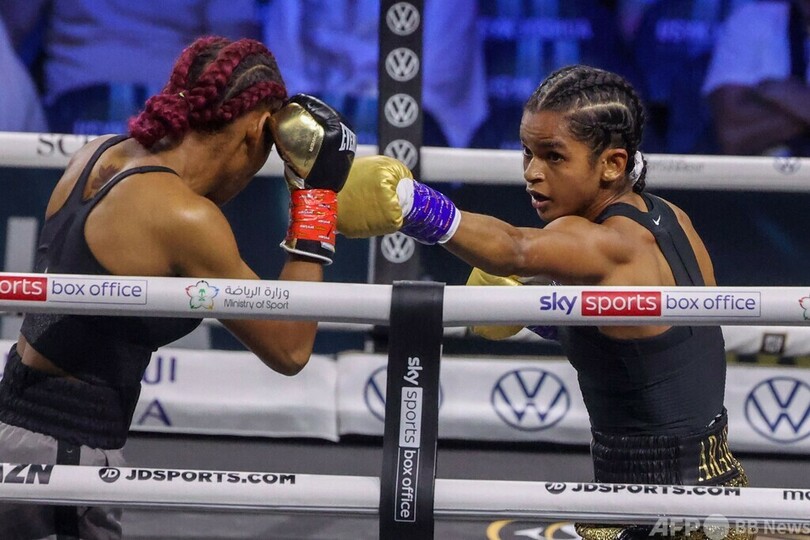 サウジで初の女子プロボクシング戦、英選手が1回TKO勝ち