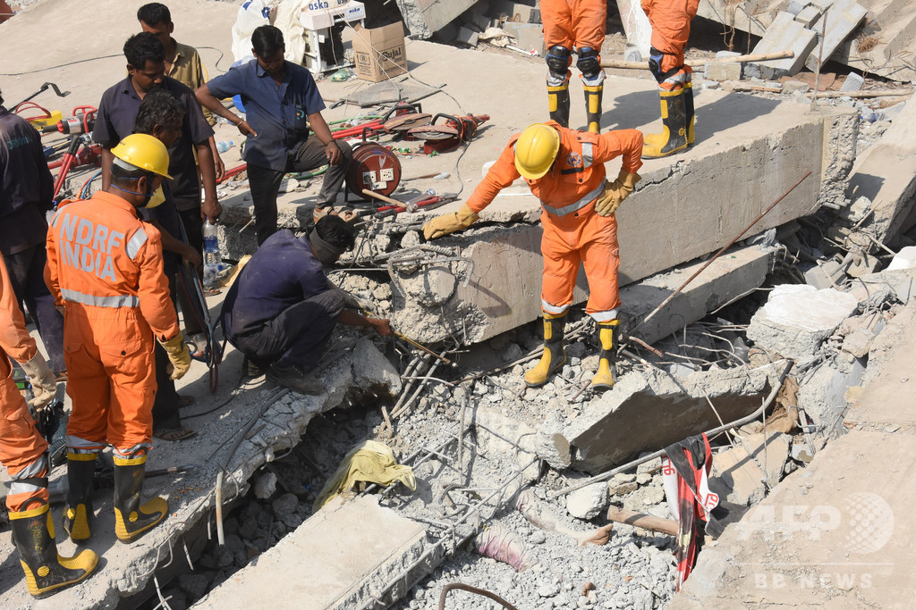 インドで建物崩壊、17人死亡 3日後に3人救出 インドで建物崩壊、17人死亡 3日後に3人救出