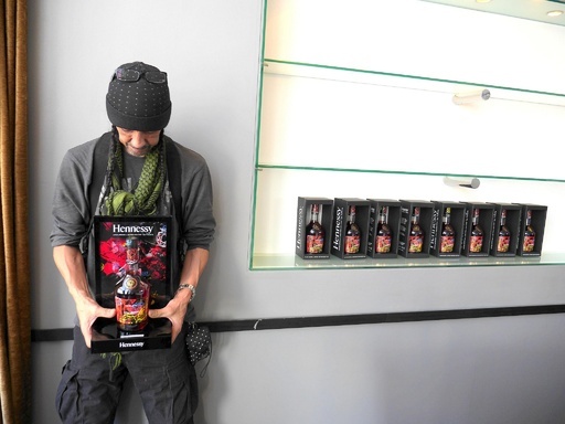 グラフィティアートの神「Futura」が手がけたヘネシー限定ボトル、日本