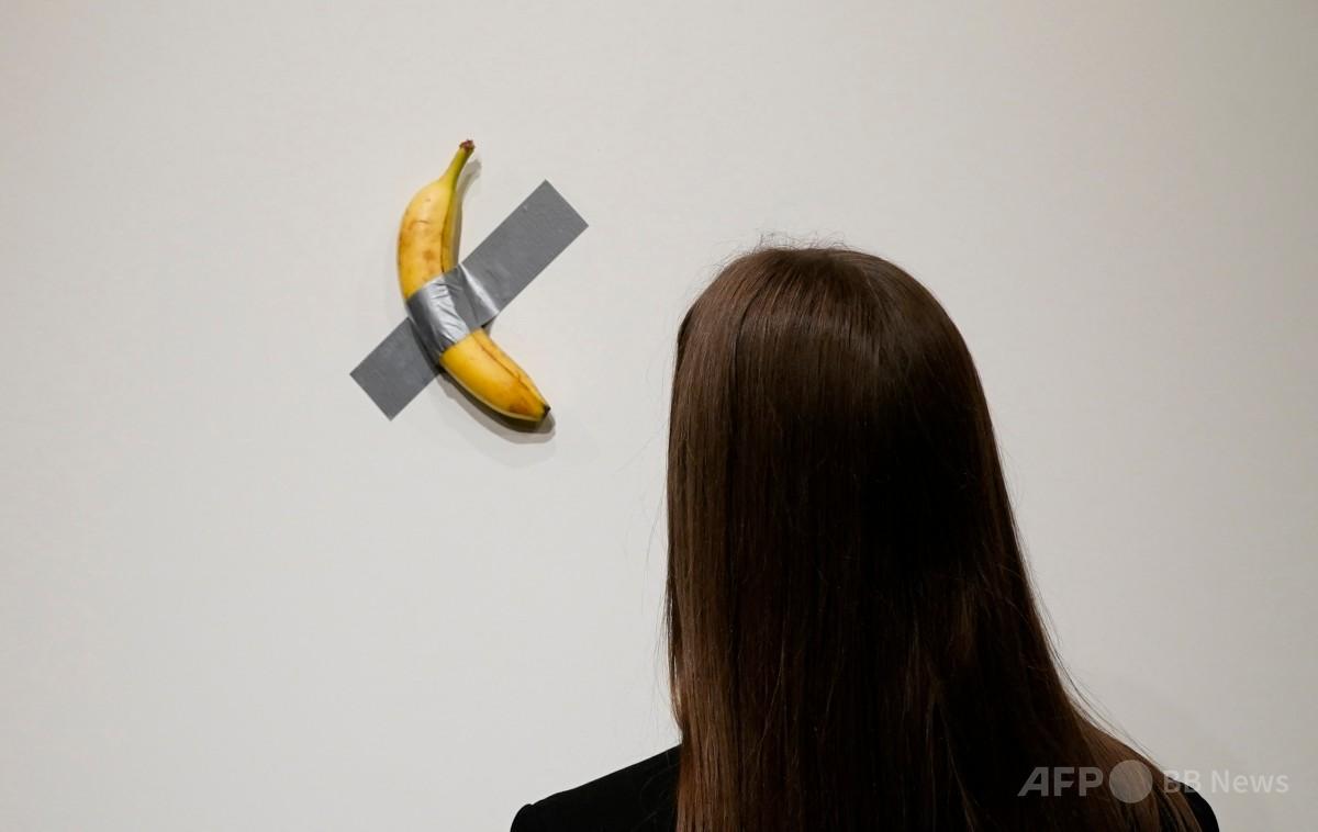 壁にテープで張られたバナナの美術作品、9.6億円で落札 写真6枚