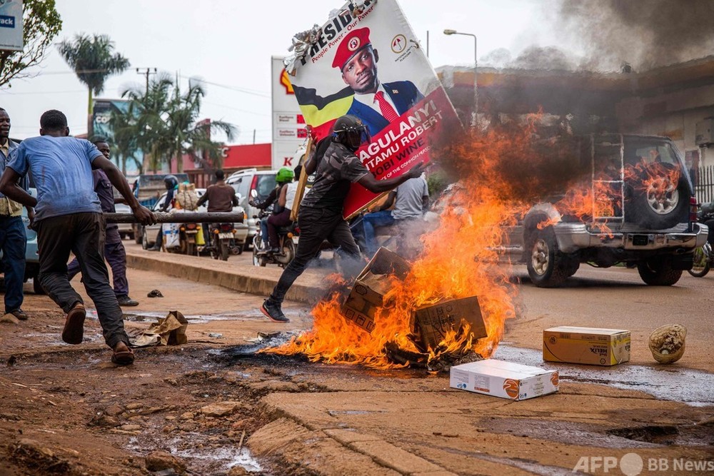 ウガンダで警察とデモ隊衝突、37人死亡 大統領候補の逮捕に抗議
