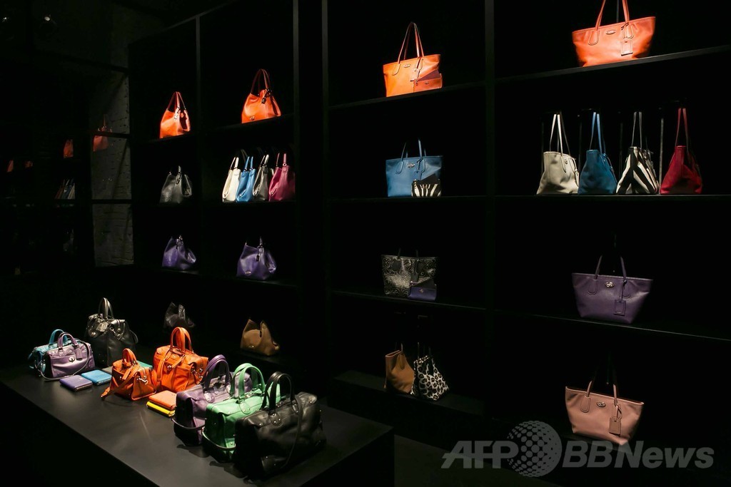 「コーチ」、スチュアート・ヴィヴァースによるデビューコレクションを都内で披露