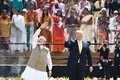 インド・アーメダバード近郊のサルダール･バラブバーイー・パテル・スタジアムで開かれた「ナマステ・トランプ」集会に臨む、ドナルド・トランプ米大統領（右）とナレンドラ・モディ首相（2020年2月24日撮影）。(c)Money SHARMA / AFP