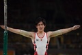 リオデジャネイロ五輪、体操男子予選。平行棒の演技で着地を決めた加藤凌平（2016年8月6日撮影）。(c)AFP/Ben STANSALL