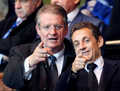 試合を観戦するフランス・ラグビー協会の%%Bernard Lapasset%%会長（左）とニコラ・サルコジ（%%Nicolas Sarkozy%%）大統領。(c)AFP/FRANCK FIFE