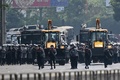 ミャンマー・ヤンゴンで、国軍によるクーデターに対する抗議デモの参加者に向かい前進する警察（2021年2月22日撮影）。(c)Ye Aung THU / AFP
