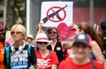 米ニューヨークにて銃による暴力に反対し、銃購入希望者の全国レベルでの身元確認強化を訴える母親ら（2019年8月18日撮影、資料写真）。(c)Johannes EISELE / AFP