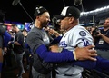24MLB、ワールドシリーズ（7回戦制）、ニューヨーク・ヤンキース対ロサンゼルス・ドジャース。優勝を決めて歓喜するロサンゼルス・ドジャースのムーキー・ベッツ（左）とデーブ・ロバーツ監督（2024年10月30日撮影）。(c)Luke Hales/Getty Images/AFP