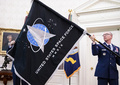 米首都ワシントンにあるホワイトハウスの大統領執務室で、米宇宙軍の旗を掲げる宇宙軍のジェイ・レイモンド作戦部長（2020年5月15日撮影）。(c)Samuel CORUM / POOL / AFP