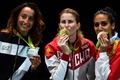 リオデジャネイロ五輪、フェンシング女子フルーレ個人。表彰台に上る、（左から）銀メダルのエリーザ・ディフランチェスカ（イタリア）、金メダルのインナ・デリグラソワ（ロシア）、銅メダルのイネス・ブバクリ（チュニジア）（2016年8月10日撮影）。(c)AFP/Fabrice COFFRINI