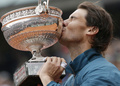 2013年の全仏オープンで8回目の優勝を果たしたラファエル・ナダル（2013年6月9日撮影）。(c)KENZO TRIBOUILLARD / AFP