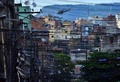 ブラジル・リオデジャネイロ（Rio de Janeiro）のファベーラ（スラム街）、マレ地区（Mare）で、作戦を展開する警官隊らを上空から支援するヘリコプター（2014年3月30日撮影）。(c)AFP/CHRISTOPHE SIMON