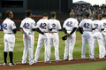 米大リーグ（MLB）で15日、アフリカ系米国人初の大リーガーとして活躍した故ジャッキー・ロビンソン（%%Jackie Robinson%%）氏の栄誉をたたえるジャッキー・ロビンソンデーを迎え、全試合で全選手、全コーチ陣、全審判員が同氏の永久欠番である背番号「42」を着用して試合に臨んだ。写真はサンディエゴ・パドレス（%%San Diego Padres%%）戦で試合前のセレモニーに臨むニューヨーク・メッツ（%%New York Mets%%）の選手。（2009年4月15日撮影）(c)AFP/Getty Images/Ezra Shaw