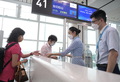 福州長楽国際空港で搭乗手続きをする台北松山空港行きＭＦ８８３便の乗客（2023年5月22日撮影）。(c)Xinhua News