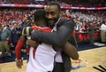 14-15NBAプレーオフ・イースタンカンファレンス準決勝（7回戦制）、ワシントン・ウィザーズ対アトランタ・ホークス。試合に勝利し、チームメートと喜びを分かち合うワシントン・ウィザーズのジョン・ウォール（2015年5月9日撮影）。(c)AFP/Getty Images/Rob Carr