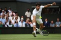 テニス、ウィンブルドン選手権、男子シングルス決勝。リターンを打つカルロス・アルカラス（2023年7月16日撮影）。(c)Adrian DENNIS / AFP