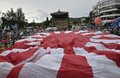 韓国ソウルで引き裂かれる旭日旗（2019年8月15日撮影、資料写真）。(c)Jung Yeon-je / AFP