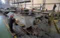 ロシアのストレリナにある装甲車修理工場で行われている、旧ソ連時代の戦車「T34」の修復作業（2020年2月25日撮影）。(c)Olga MALTSEVA / AFP
