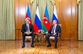 ロシア南部ソチでの3か国首脳会談に先立ち、アゼルバイジャンのイルハム・アリエフ大統領（左）と個別に会談するウラジーミル・プーチン大統領（2022年10月31日撮影）。(c)Mikhail KLIMENTYEV / SPUTNIK / AFP