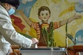 モルドバ首都キシニョフの投票所で、大統領選の決選投票の票を投じる女性（2020年11月15日撮影）。(c)Sergei GAPON / AFP
