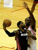 米プロバスケットボール協会（NBA）は5日、12-13レギュラーシーズンの最優秀選手（MVP）を発表し、マイアミ・ヒート（Miami Heat）のレブロン・ジェームズ（LeBron James）を選出した。

ここでは同選手の12-13レギュラーシーズンを写真で振り返る。

ヒューストン・ロケッツのパトリック・パターソン （Patrick Patterson、右）にドライブを仕掛けるレブロン・ジェームズ（2012年11月12日撮影）。(c)AFP/Getty Images/Scott Halleran