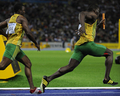 第12回世界陸上ベルリン大会（%%12th IAAF World Championships in Athletics Berlin%%）男子4×100メートル予選。日本は38秒53を記録し、トリニダード・トバゴに次ぐ1組2位で5大会連続の決勝進出を決めた。

　前回優勝の米国は2組1位だったが、第3走のショーン・クロフォード（%%Shawn Crawford%%）からダービス・パットン（%%Darvis Patton%%）へのバトン受け渡しが規定の範囲を越えていたため、失格処分となった。写真は予選3組に臨むジャマイカのスティーブ・マリングス（%%Steve Mullings%%）とドワイト・トーマス（%%Dwight Thomas%%）。（2009年8月21日撮影）(c)AFP/ADRIAN DENNIS