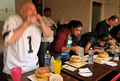 インドのバンガロール（Bangalore）で開かれた大食い大会「イーティング・シーズン（Eating Season）」でハンバーガーを食べる世界大食い王者のデール・ブーン（Dale Boone）さん（左）と他の選手たち（2012年5月20日撮影）。(c)AFP/Manjunath KIRAN