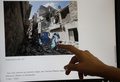 レバノンの首都ベイルートで、シリア人アーティストが作成した合成画像を見ているジャーナリスト（2016年7月22日撮影）。(c)AFP/JOSEPH EID