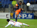 サッカーフランスリーグ杯2012-13（French League Cup 2012-13）は28日、準々決勝が各地で行われ、モンペリエ（Montpellier HSC）は3-2でニース（OGC Nice）に勝利し、準決勝進出を果たした。

ニースのファブリス・アブリエル（Fabrice Abriel、下）とボールを競るモンペリエのアンリ・ベディモ（Henri Bedimo、2012年11月28日撮影）。(c)AFP/PASCAL GUYOT