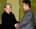平壌（Pyongyang）で握手する金正日（キム・ジョンイル、Kim Jong-Il）総書記（右）と、マドレーン・オルブライト（Madeleine Albright）米国務長官（当時、2000年10月24日撮影）。(c)AFP