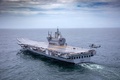インド南部ケララ州コチを出港する国産空母「ビクラント」。インド海軍提供（2021年8月4日撮影、公開）。(c)AFP PHOTO /Indian Navy