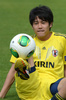 サッカーコンフェデレーションズカップ2013（Confederations Cup 2013）。練習に臨む内田篤人（Atsuto Uchida、2013年6月16日撮影）。(c)AFP/YASUYOSHI CHIBA