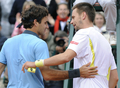 全仏オープンテニス2009（%%French Open 2009%%）男子シングルス決勝。大会第2シードのロジャー・フェデラー（%%Roger Federer%%、スイス）は、大会第23シードのロビン・ソデルリング（%%Robin Soderling%%、スウェーデン）と対戦。フェデラーは6-1、7-6、6-4で全仏初優勝を果たし、ピート・サンプラス（%%Pete Sampras%%、米国）氏の持つグランドスラム最多優勝記録（14勝）に並ぶと同時に、史上6人目の生涯グランドスラム（4大大会全制覇）を達成した。写真は試合後に健闘をたたえ合うロジャー・フェデラー（左）とロビン・ソデルリング（右）。（2009年6月7日撮影）(c)AFP/BERTRAND GUAY