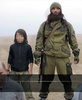 カメラに向かって話すイスラム過激派組織「イスラム国（Islamic State、IS）」の戦闘員と、後に手前の男性2人を「処刑」することになる少年。アルハヤト・メディア（Al-Hayat Media）公開のプロパガンダ映像より（2015年1月13日公開）。(c)AFP/HO/AL-HAYAT MEDIA CENTRE