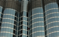アラブ首長国連邦（UAE）ドバイ（Dubai）で、世界一の超高層ビル「ブルジュ・ハリファ（Burj Khalifa）」の外壁を登るアラン・ロベール（Alain Robert）さん（2011年3月28日撮影）。(c)AFP/MARWAN NAAMANI