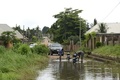 ナイジェリア南東部ベヌエ州の州都マクルディで、豪雨による洪水で冠水した道路でオートバイを点検する人たち（2017年9月1日撮影）。(c)AFP/Lemmy IJIOMA