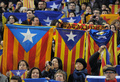 サッカーカタルーニャ選抜とナイジェリア代表の親善試合が2日、スペインのコルネジャ・デ・ジョブレガット（Cornella de Llobregat）にあるエスタディ・コルネジャ・エルプラット（Estadi Cornella-El Prat）で行われ、試合は1-1の引き分けに終わった。

カタルーニャ州旗を掲げるカタルーニャ選抜のサポーター（2013年1月2日撮影）。(c)AFP/LLUIS GENE