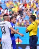 サッカーW杯ブラジル大会（2014 World Cup）グループD、イタリア対ウルグアイ。レッドカードで退場となるイタリアのクラウディオ・マルキジオ（Claudio Marchisio、2014年6月24日撮影）。(c)AFP/GIUSEPPE CACACE