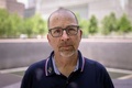米ニューヨークにある、9.11同時多発攻撃の追悼施設で写真撮影に応じるジョセフ・ディトマーさん（2021年6月8日撮影）。(c)Angela Weiss / AFP