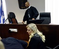 エルサレムの治安判事裁判所に出廷したイスラエル首相夫人のサラ・ネタニヤフ被告（手前、2019年6月16日撮影）。(c)DEBBIE HILL / AFP