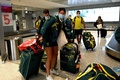 東京五輪出場後の14日間の隔離期間を終え、空港で荷物を回収するオーストラリア代表の選手（2021年8月17日撮影）。(c)Saeed KHAN/ AFP