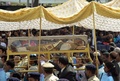 インド・ゴア（Goa）州で、10年に1度の公開のため、インドのキリスト教徒たちに担がれてセ大聖堂（Se Cathedral）に向かうイエズス（Jesuit）会宣教師フランシスコ・ザビエル（Francis Xavier）の遺体を納めたひつぎ（2014年11月22日撮影）。(c)AFP/PUNIT PARANJPE